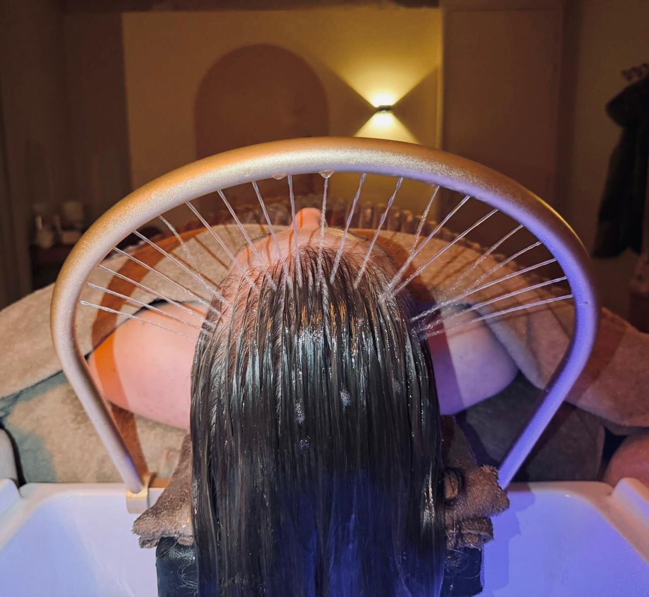 De waterboog tijdens een headspa bij By Es Wellness, het cadeau dat je weggeeft